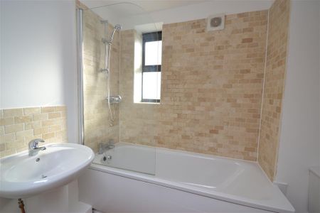 2 bedroom flat - Photo 5