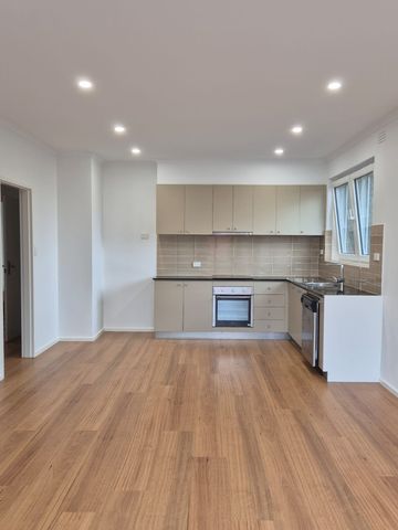 RARE THREE BEDROOM HOME IN LEAFY, QUIET LOCATION! - Photo 4