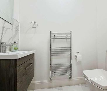 Crescent Drive, Aldershot, Hampshire, GU12 - Photo 6