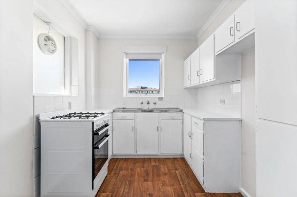 Light-Filled 1 Bedroom Apartment in Prime Armadale Location - Photo 1