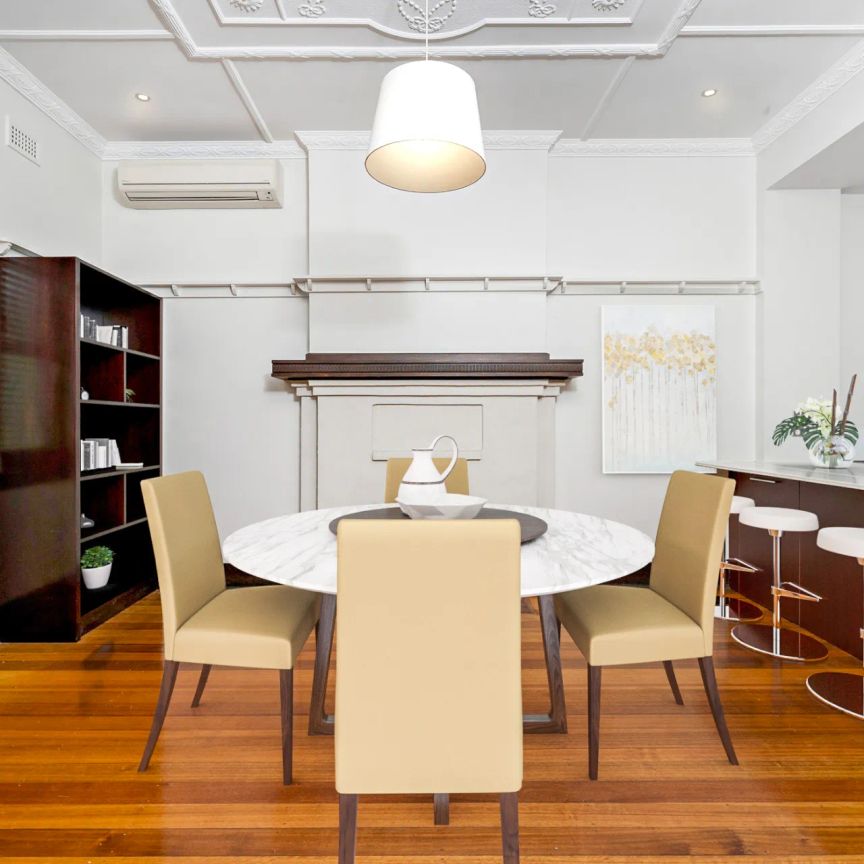 House-Like Two Bedroom Art Deco Apartment - Photo 2