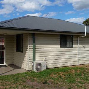 Neat 2 bedroom granny flat - Photo 3