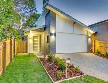 Stunning Low Set Home in Wynnum West&excl; - Photo 3