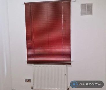 1 bedroom in a flat share to rent - Photo 3