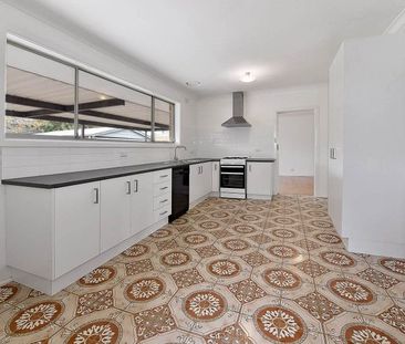 Spacious Three-Bedroom Home in a Convenient Keilor East Location - Photo 5