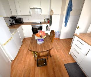 2 bedroom Flat in Whincover Drive, Leeds - Photo 6