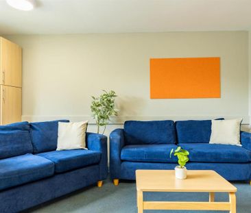 1 bedroom in a flat share to rent - Photo 2