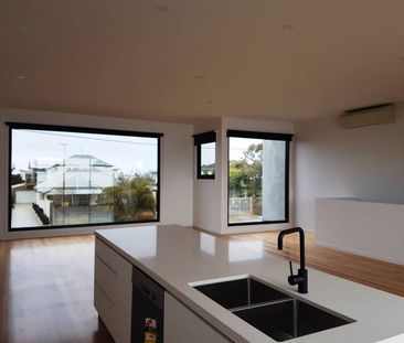 STYLISH TOWNHOUSE - Photo 3