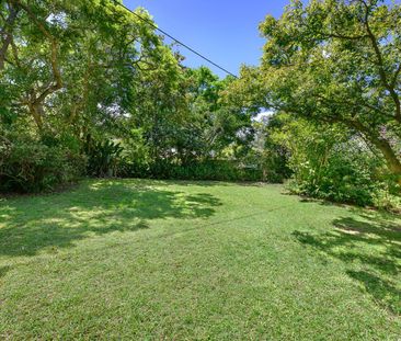 LARGE, NEAR LEVEL GARDENS - 1,189 SQUARE METRES - Photo 5