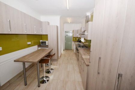 6 bedroom detached house to rent - Photo 2