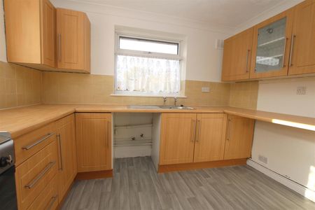 2 bedroom Maisonette to let - Photo 5