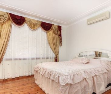 3 Bedroom Double Brick Family Home - Perfect Location - BEVERLY HILLS - Photo 5