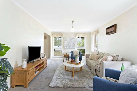 Charming 3-Bedroom Family Home in Prime Location - Photo 3