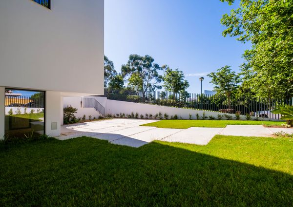 Moradia T6 de arquitetura moderna inserida no Golfe de Oeiras
