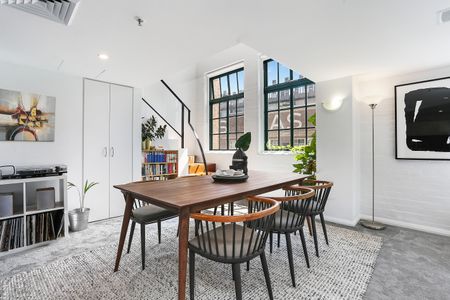 Split level warehouse style apartment with secure parking - Photo 2