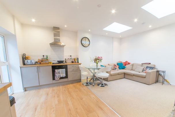 3 Bed Flat, Mile End Road, E1 - Photo 1