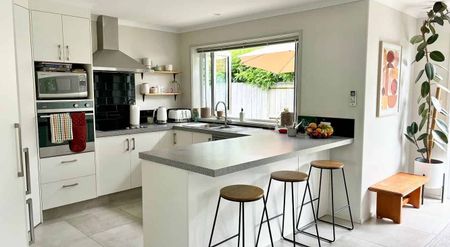 Modern family home on the best street! - Photo 2