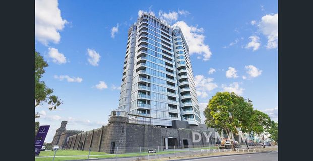 One Bedroom Apartment with Stunning CBD views - Photo 1