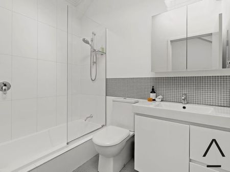 Modern Alexandria terrace maximising light and space - Photo 4