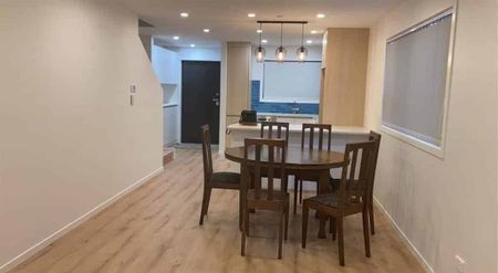 New Lynn, 3 Bedrooms - Photo 2