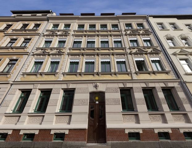 Hochwertig sanierte Altbauwohnung mit Fußbodenheizung und Balkon ! - Photo 1