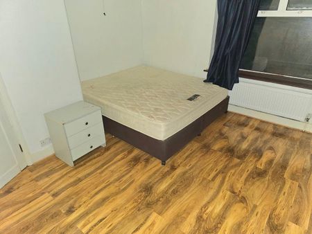 4 bedroom semi-detached house to rent - Photo 4
