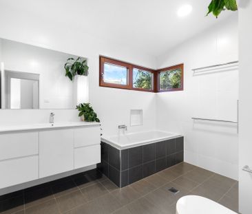 Light-Filled Modern Garden Residence! - Photo 4