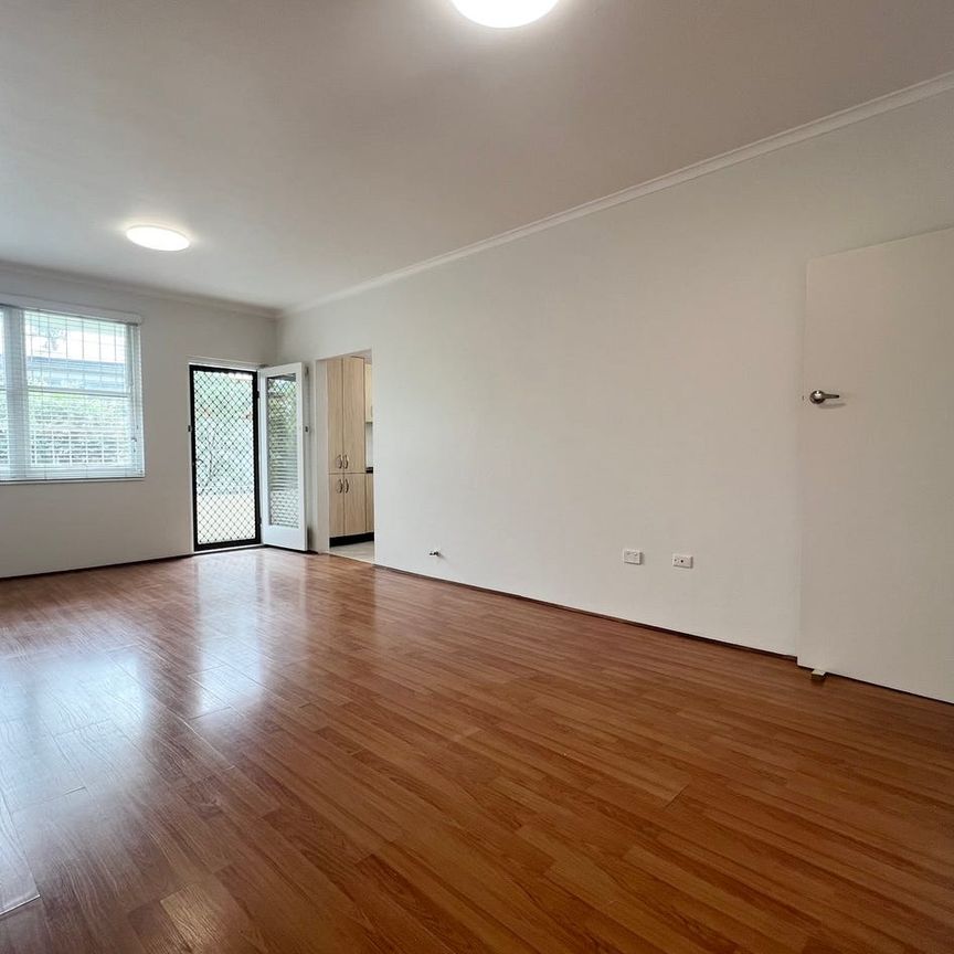 Lovely Three Bedroom Apartment, Conveniently Located! - Photo 1