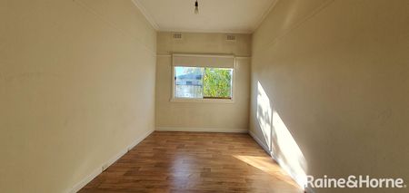 Spacious 4 Bedroom House - Photo 3