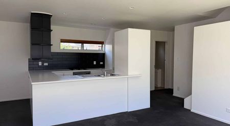 Sunny 3BR Townhouse in Edgeware - Photo 3