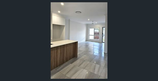 3 BEDROOM 2 BATHROOM TOWNHOUSE - FULLY DUCTED AIR CON - Photo 1