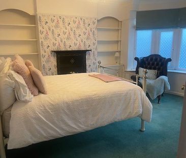 Spacious double room in homely North Woodley semi - Photo 6