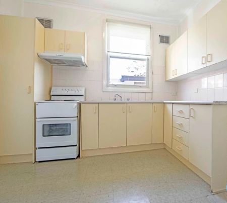 3 bedroom house sitting in the prime location close to train station - Photo 3