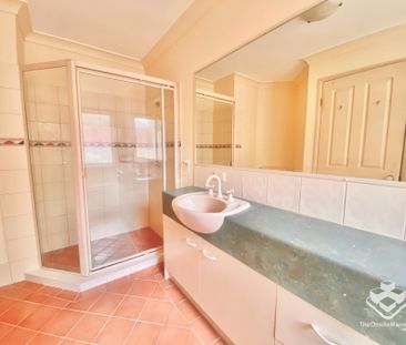 Comfortable 3 Bedroom Villa Within Gated Community - Photo 3