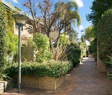 A Surprisingly Tranquil, Lush, Urban Townhouse - Photo 2