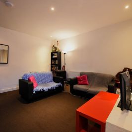 2 bedroom House in Harold Place, Hyde Park - Photo 1