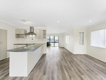 Large Family Home in Ranui - Photo 3