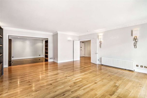 An elegant and generously proportioned lateral 3 bedroom, 2 bathroom apartment in this beautiful building and in one of Westminster's most iconic locations next to St James's Park. - Photo 1