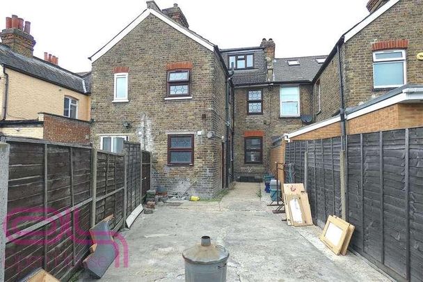 Hanworth Road, Hounslow, TW4 - Photo 1