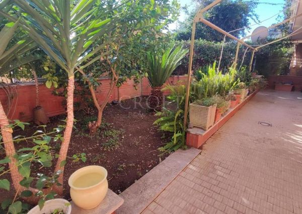 Monteverde Vecchio-Terrace: Furnished 2 Bedroom, 2 Bath, spacious kitchen, living, large private terrace and garden. Bright, silent, near shops, services and transport, located on a quite street in a well kept building. Possible parking. Ref 2375