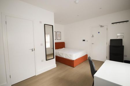 1 bedroom in a house share to rent - Photo 2