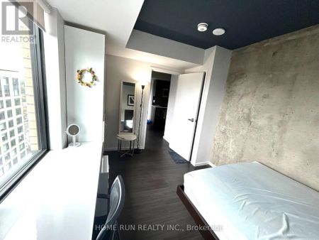 1817 - 105 CHAMPAGNE AVENUE - Photo 5