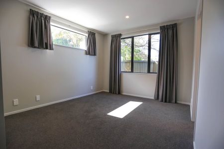 Edgeware/City Centre – Modern 4 Bedroom/4 bathroom townhouse - Photo 4