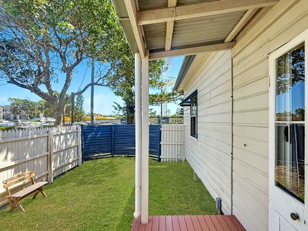 Charming Byron Beach House in the Heart of Town - Photo 3