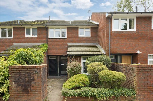 A spacious three bedroom family home in a quiet cul-de-sac. - Photo 1