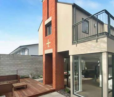 Spacious Modern Townhouse in Secluded Location - Photo 4