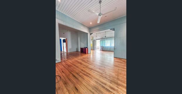 GRAND OLD QUEENSLANDER - COOL BREEZES - MOUNTAIN VIEWS! - Photo 1