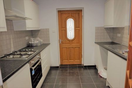 3 bedroom House in Eden Mount, Leeds - Photo 2