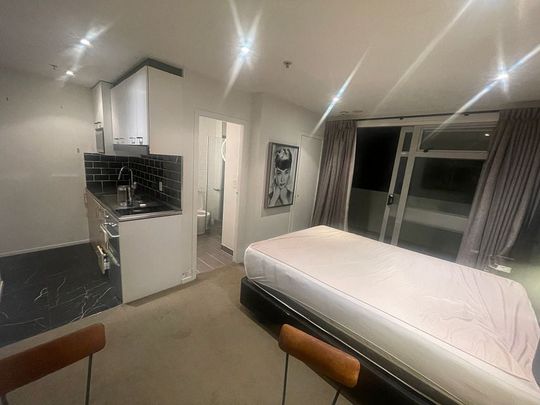 Central Auckland Studio Apt with Balcony! - Photo 1