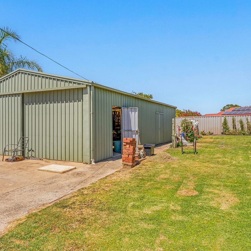 Spacious Family Living in Golden Square - Photo 1
